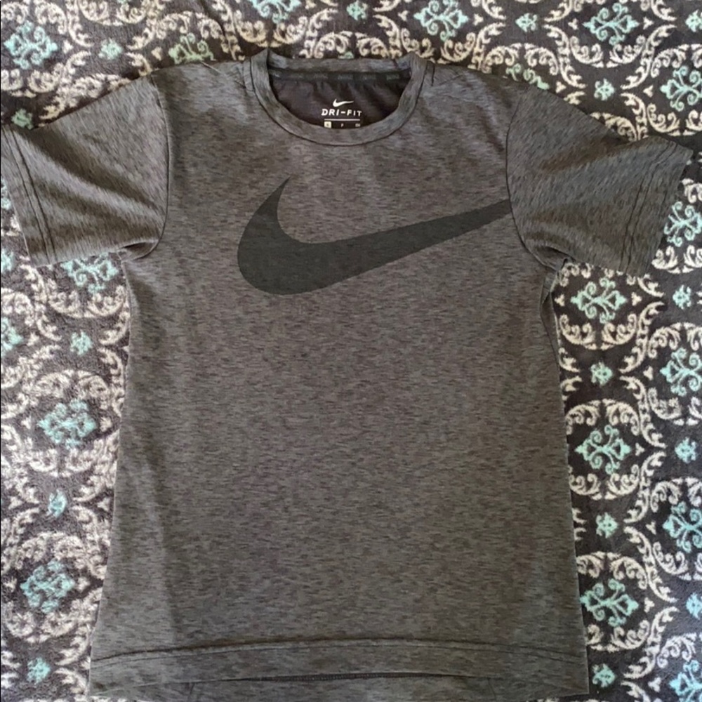 Nike dry fit Tee shirt size small. Color gray